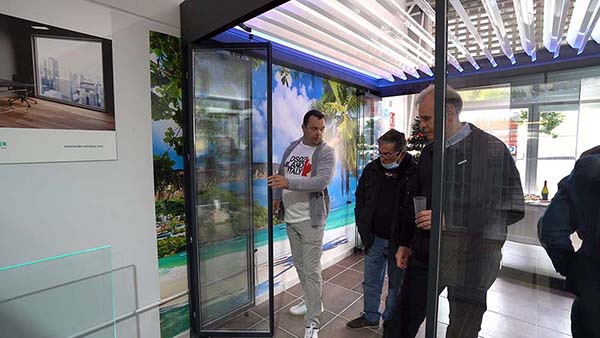 The director of Ventanas VIP demonstrates the Bioclimatic Pergola with LED lighting and glass sliding door